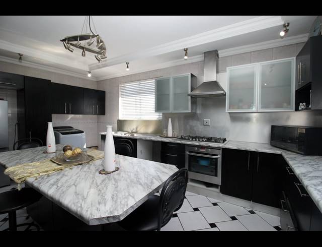6 BEDROOM FREESTANDING FOR SALE IN TUSCANY GLEN